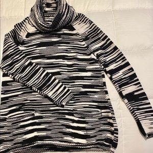 Lucky Brand turtleneck sweater w/two front pockets